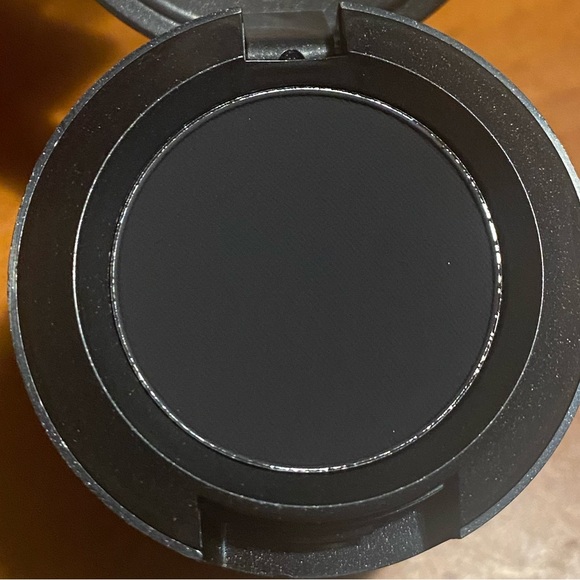MAC Matte Eye Shadow Carbon - Picture 8 of 16